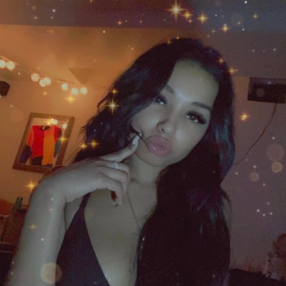 Meet your Posher, Nicole - Picture 1 of 1